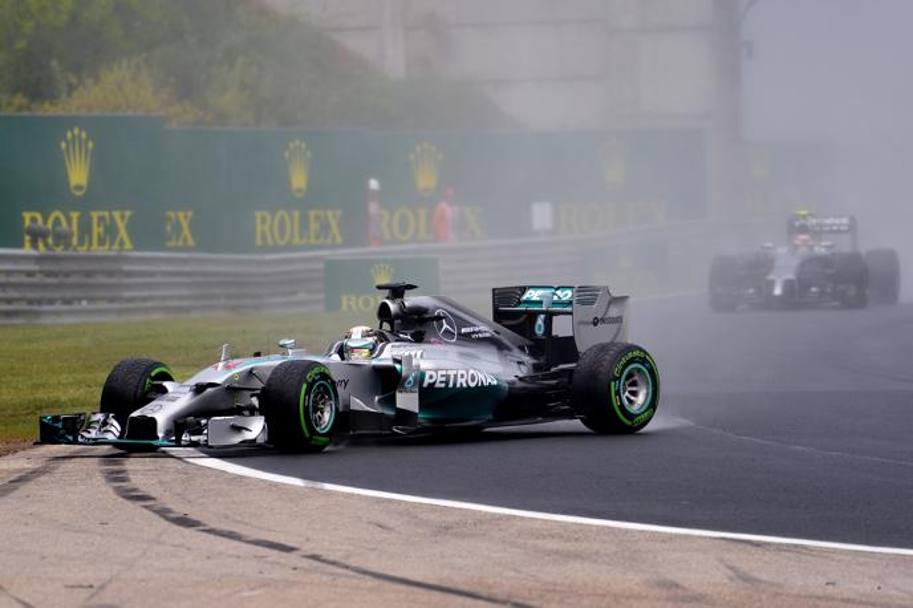 Ancora problemi per Hamilton che dopo la curva 2 finisce contro le barriere, ma torna subito in pista. Getty 